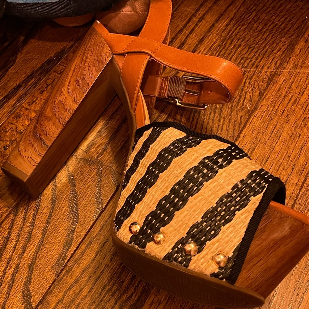 JESSICA SIMPSON Sky-High Strappu Heel
